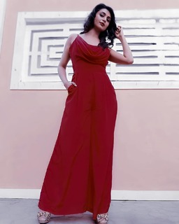 Divyanka Tripathi feet photo thumbnail