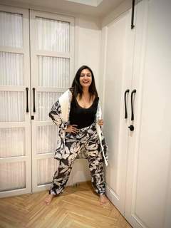 Divyanka Tripathi feet photo thumbnail