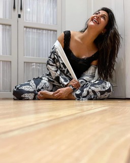 Divyanka Tripathi feet photo thumbnail
