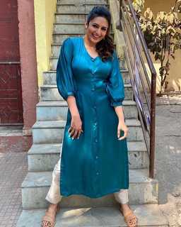 Divyanka Tripathi feet photo thumbnail