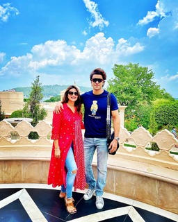 Divyanka Tripathi feet photo thumbnail