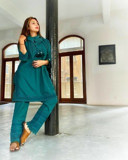 Divyanka Tripathi feet photo thumbnail