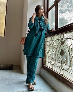 Divyanka Tripathi feet photo thumbnail