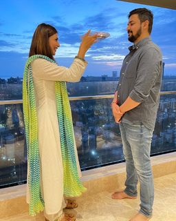 Divyanka Tripathi feet photo thumbnail