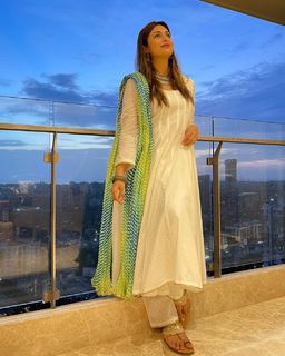 Divyanka Tripathi feet photo thumbnail