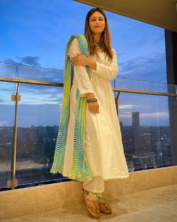 Divyanka Tripathi feet photo thumbnail