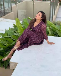 Divyanka Tripathi feet photo thumbnail