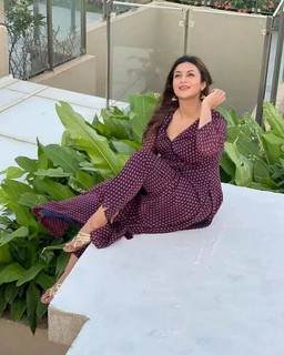 Divyanka Tripathi feet photo thumbnail