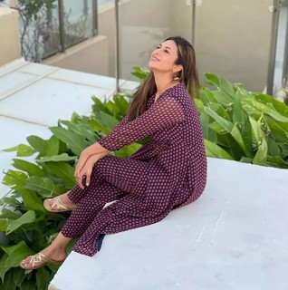 Divyanka Tripathi feet photo thumbnail