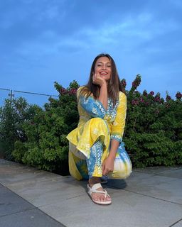 Divyanka Tripathi feet photo thumbnail