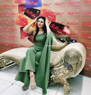 Divyanka Tripathi feet photo thumbnail