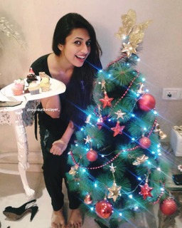 Divyanka Tripathi feet photo thumbnail