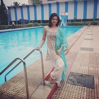 Divyanka Tripathi feet photo thumbnail