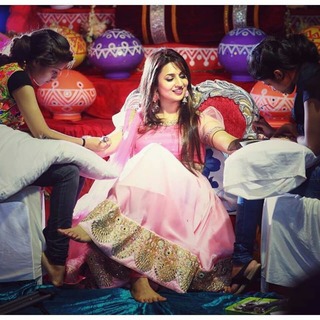 Divyanka Tripathi feet photo thumbnail