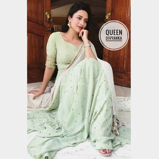 Divyanka Tripathi feet photo thumbnail