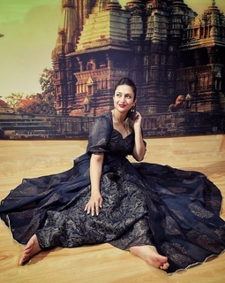 Divyanka Tripathi feet photo thumbnail
