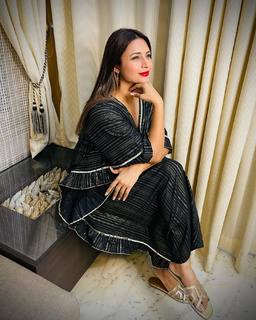 Divyanka Tripathi feet photo thumbnail