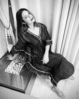 Divyanka Tripathi feet photo thumbnail