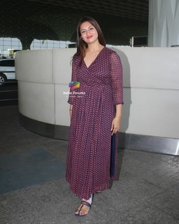 Divyanka Tripathi feet photo thumbnail