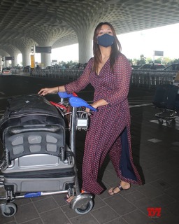 Divyanka Tripathi feet photo thumbnail