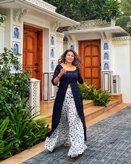 Divyanka Tripathi feet photo thumbnail