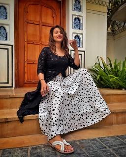 Divyanka Tripathi feet photo thumbnail