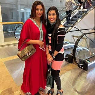 Divyanka Tripathi feet photo thumbnail