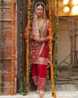 Divyanka Tripathi feet photo thumbnail