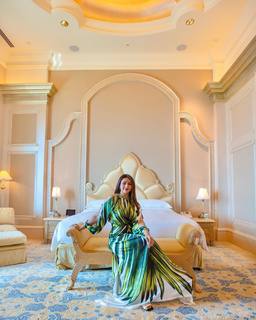 Divyanka Tripathi feet photo thumbnail