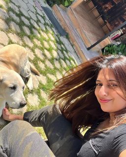 Divyanka Tripathi feet photo thumbnail