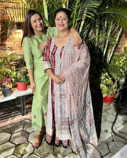 Divyanka Tripathi feet photo thumbnail