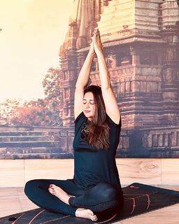 Divyanka Tripathi feet photo thumbnail