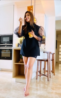 Divyanka Tripathi feet photo thumbnail