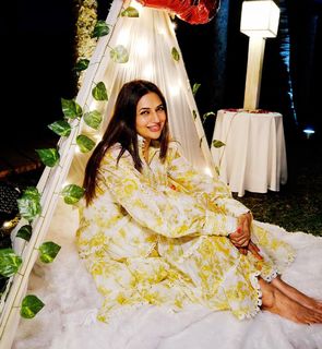 Divyanka Tripathi feet photo thumbnail