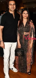 Divyanka Tripathi feet photo thumbnail