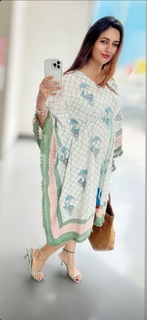 Divyanka Tripathi feet photo thumbnail