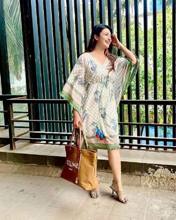 Divyanka Tripathi feet photo thumbnail