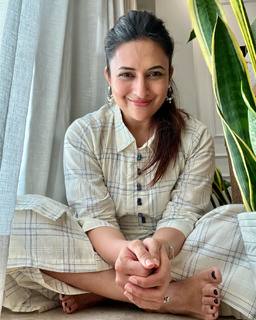 Divyanka Tripathi feet photo thumbnail