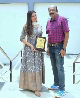 Divyanka Tripathi feet photo thumbnail