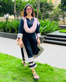 Divyanka Tripathi feet photo thumbnail