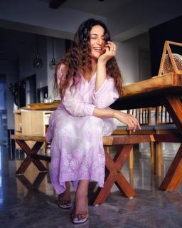 Divyanka Tripathi feet photo thumbnail