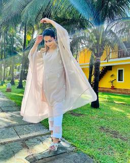 Divyanka Tripathi feet photo thumbnail