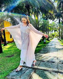 Divyanka Tripathi feet photo thumbnail