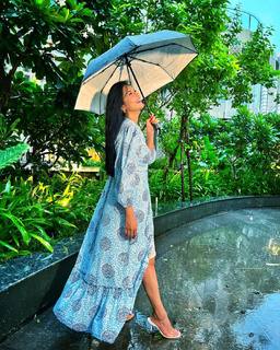 Divyanka Tripathi feet photo thumbnail