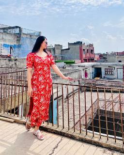 Divyanka Tripathi feet photo thumbnail