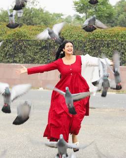 Divyanka Tripathi feet photo thumbnail