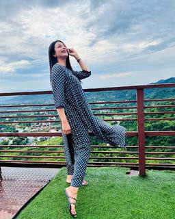 Divyanka Tripathi feet photo thumbnail