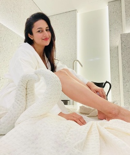 Divyanka Tripathi feet photo thumbnail