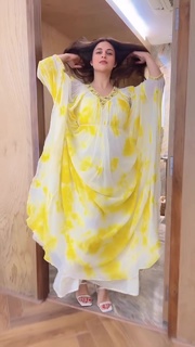 Divyanka Tripathi feet photo thumbnail