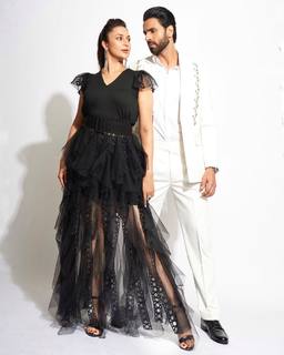 Divyanka Tripathi feet photo thumbnail